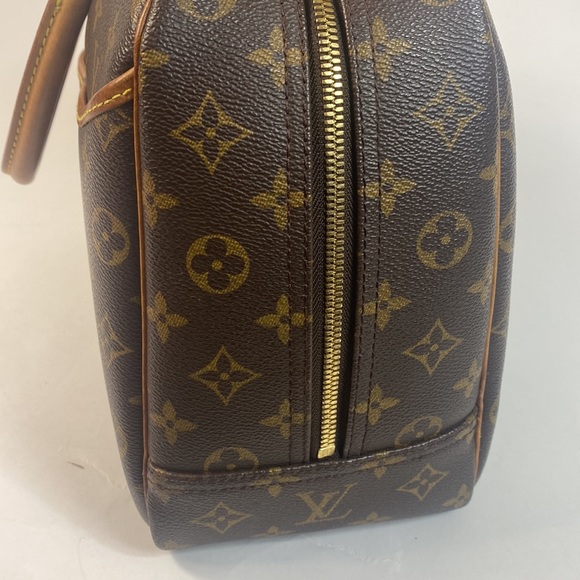 Authentic Louis Vuitton GM Duebe Monogram Canvis Hand bag. - Picture 3 of 11